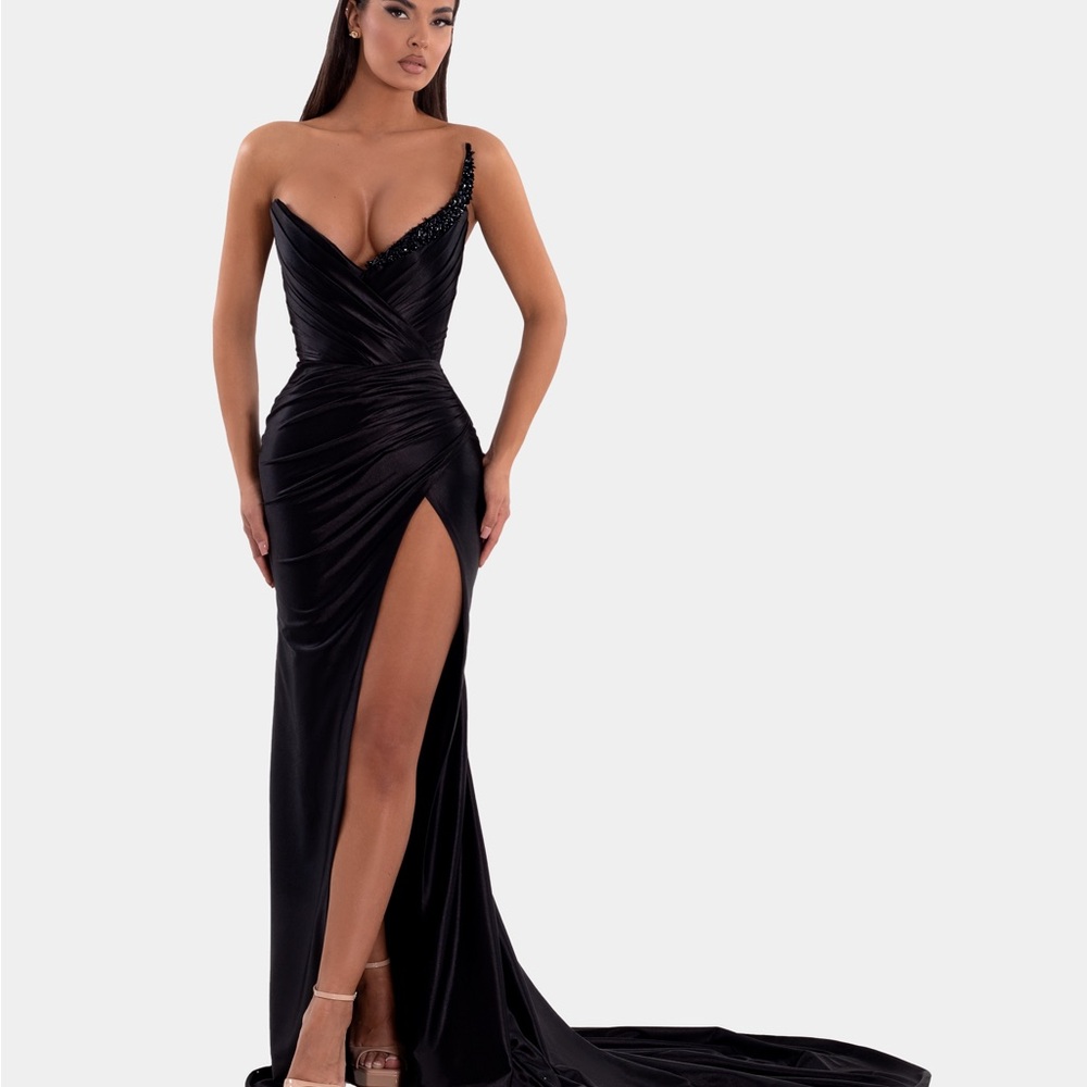 BRAND NEW NEVER WORN.         Elegant Black Evening Gown